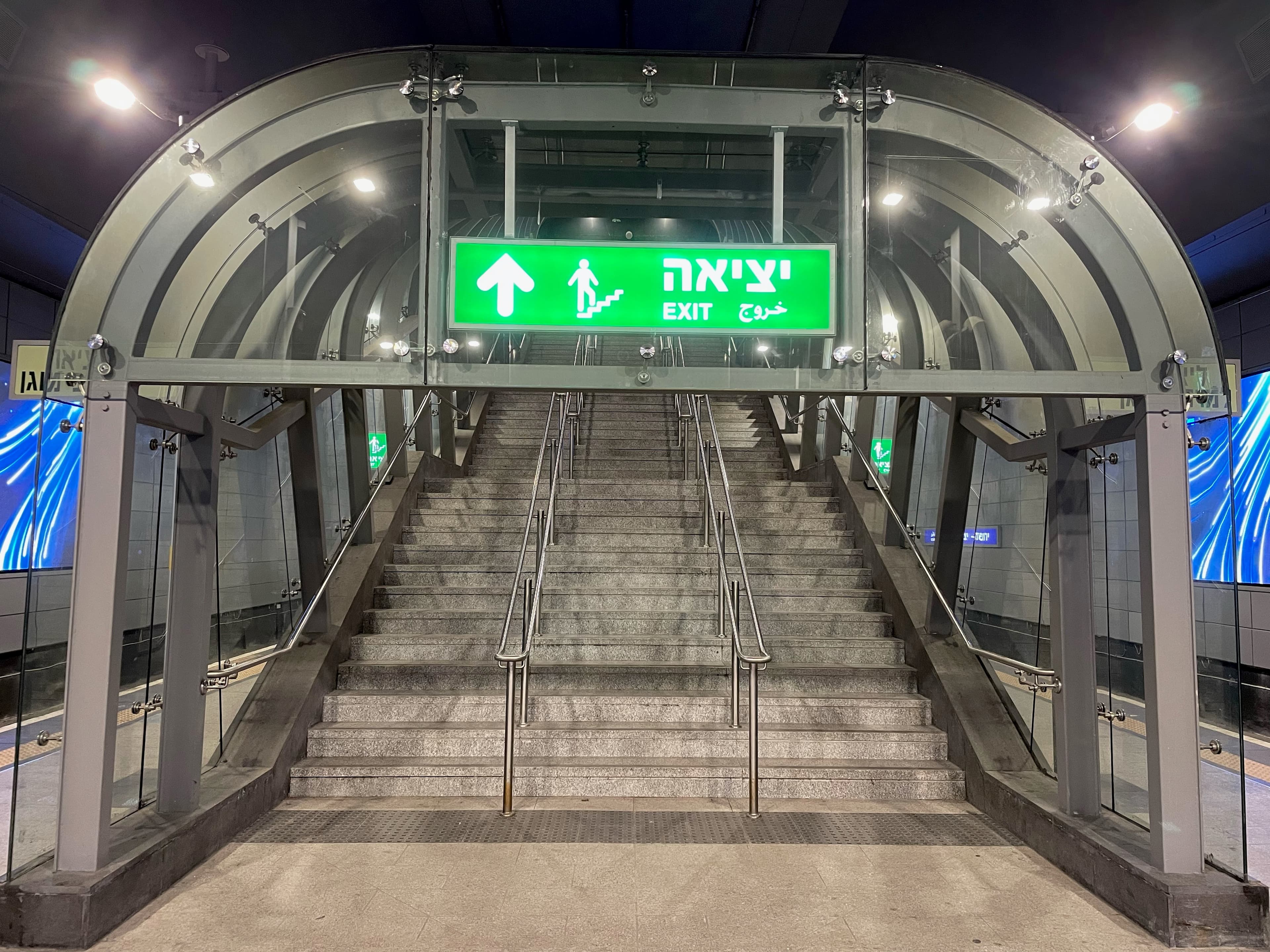 Trilinguales Schild an einem Jerusalemer Bahnhof, Februar 2023. Foto: Yoav Shemer