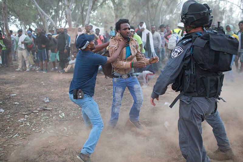Israelische Polizisten nehmen afrikanische Asylbewerber fest, Israel, nahe der ägyptischen Grenze, 29. Juni 2014