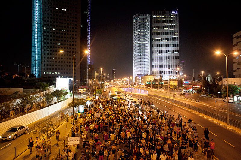 Während sozialer Proteste blockieren Demonstrant*innen eine Hauptstraße in Tel Aviv, Israel, 15. Juli 2012.