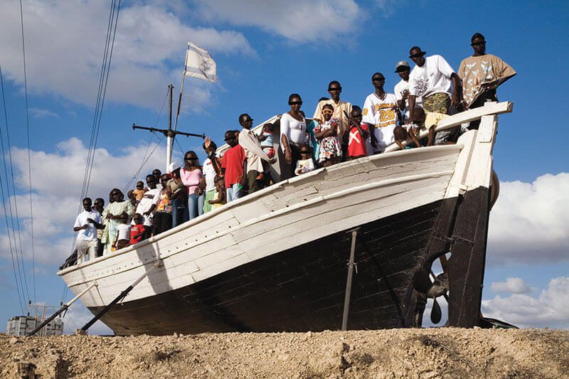 Afrikanische Asylbewerber*innen auf dem "Yad HaMa'apil" Mahnmal. Das Mahnmal erinnert an illegale jüdische Immigrant*innen, die bei dem Versuch, Palästina vor der Gründung Israels und gegen den Willen der britischen Obrigkeit über das Meer zu erreichen, ihr Leben verloren. Nahe Herzlia, Israel, 8. September 2007