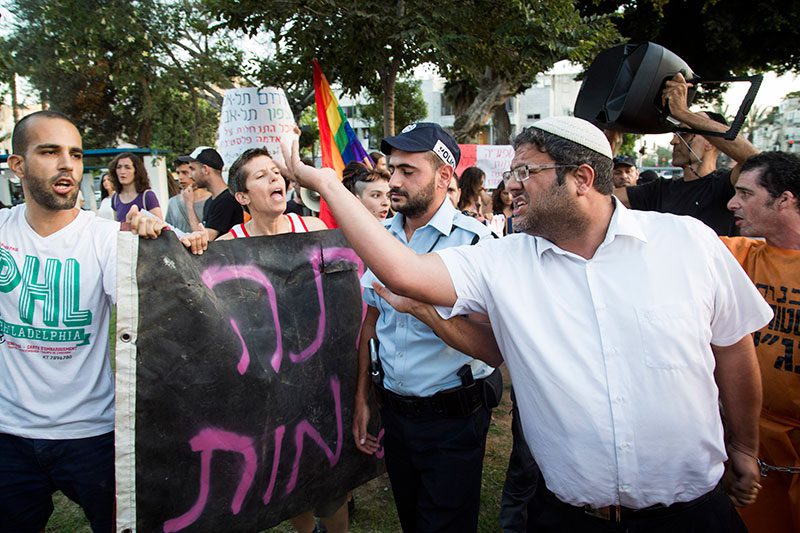 LGTBQ Aktivist*innen protestieren gegenüber einer Demonstration von rechten Siedler*innen und Süd-Tel Aviver Einwohner*innen gegen afrikanische Asylbewerber*innen, in Süd-Tel Aviv, 19. August 2015.