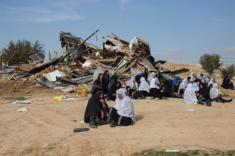 Frauen sitzen vor ihren zerstörten Häusern in Umm Al-Hiran, Negev-Wüste im Süden Israels, 18. Januar 2017