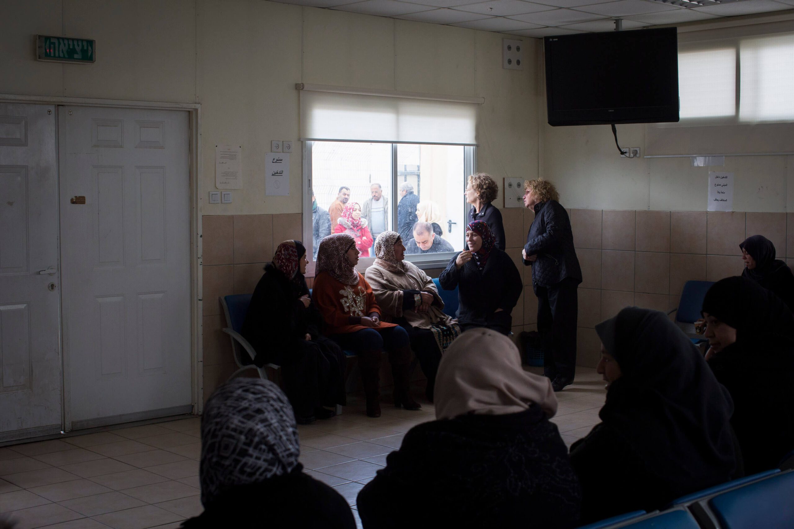 Palästinenserinnen warten auf das Ergebnis der Anhörung von ihren Angehörigen, Ofer Militärgerichtshof, nahe Baituniya, Westbank, Februar 2015 (Foto: Activestills)
