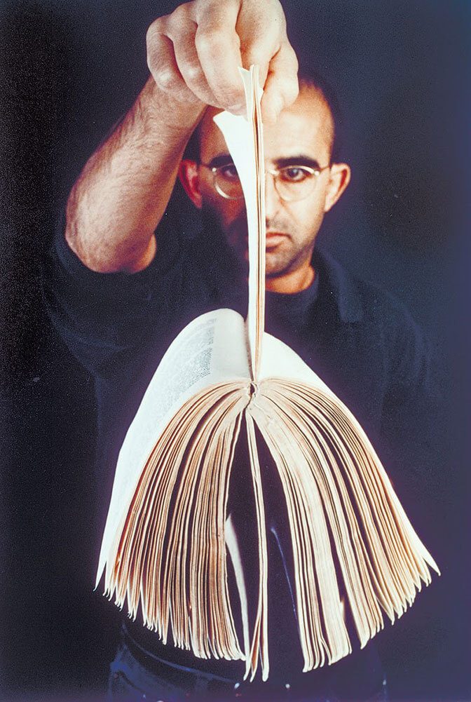 " Nine Out of Four Hundred (The West and the Rest)" Titel der Aktion vom Künstler Meir Gal. Neun von Vierhundert Seiten im offiziellen Geschichtsbuch für Schulen behandeln die Geschichte der Mizrachim, 1997.