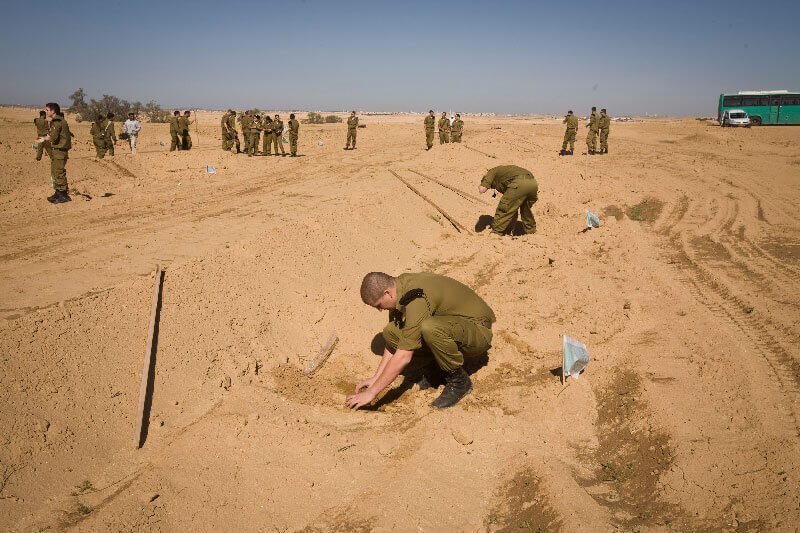 Israelische Soldaten pflanzen Bäume in al-Araqib, bei einem Einsatz für den JNF (jüdischen Nationalfonds), Negev, Israel, 2010 (Foto:Activestills)