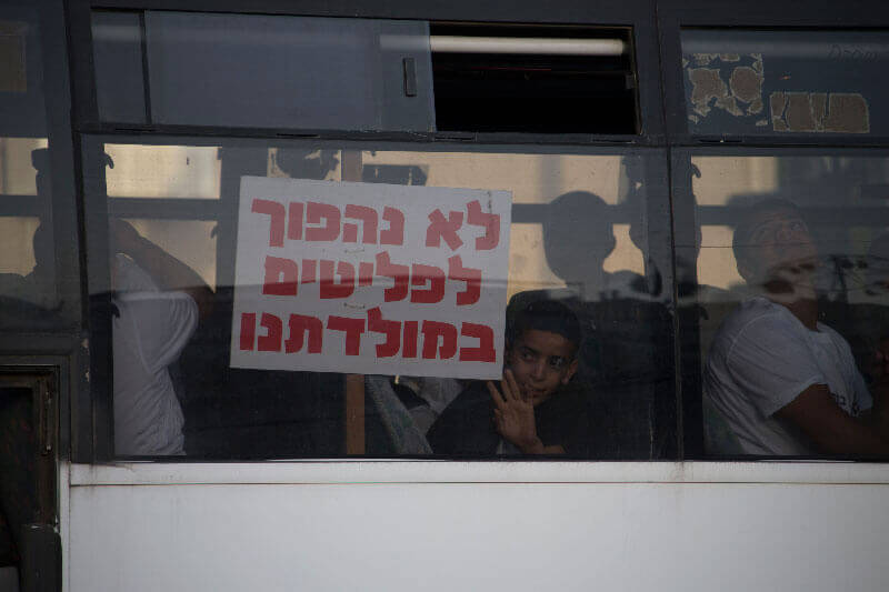 Tausende palästinensische Staatsbürger*innen Israels protestieren im Zentrum Tel Avivs gegen den Abriss von Häusern von Palästinenser*innen. In palästinensischen Dörfern und Städten in Israel gab es einen eintägigen Streik aus Protest gegen den forcierten Abriss von Häusern durch die israelischen Behörden. Auf dem Plakat steht: „Wir werden keine Flüchtlinge in unserer eigenen Heimat werden.“, Tel Aviv, 28. April 2015. (Foto: Activestills)