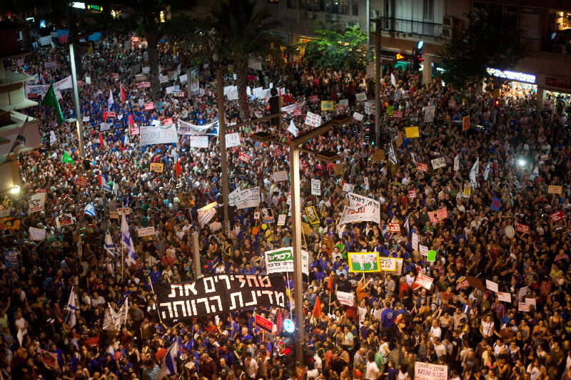 Protest für soziale Gerechtigkeit ,Tel Aviv, 2011 (Foto: Activestills) Auf einem der Banner steht "Laßt uns den Sozialstaat zurückbringen"