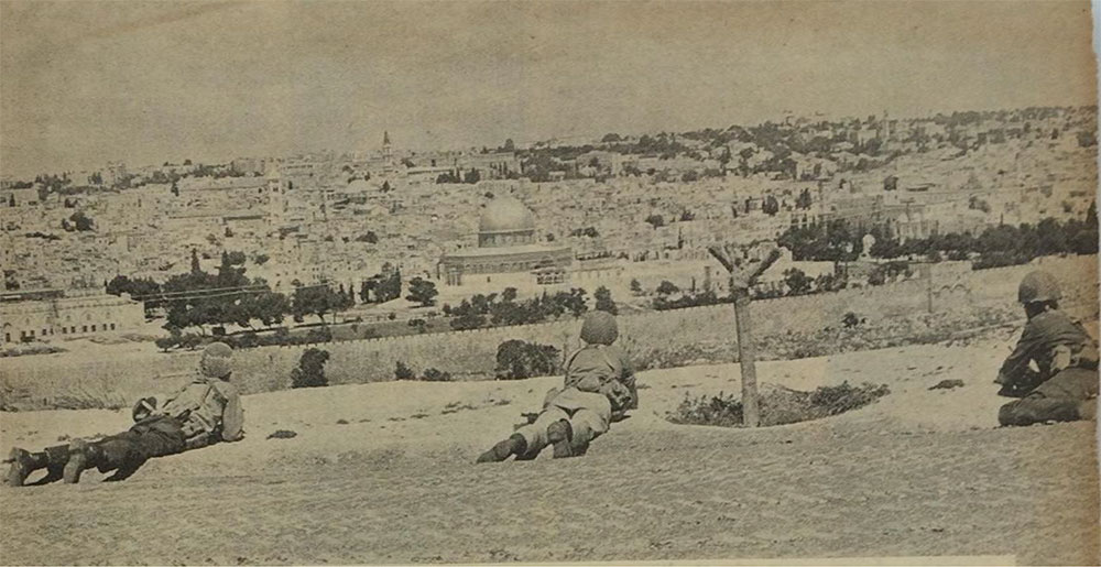 Soldaten der israelischen Armee mit Blick auf den Tempelberg, kurz vor Beginn des Kriegs 1967. Quelle: Siegesalbum des Kriegs 1967, hrsg. von G. Benjamin. Le’Dory Publishing House, 1967.