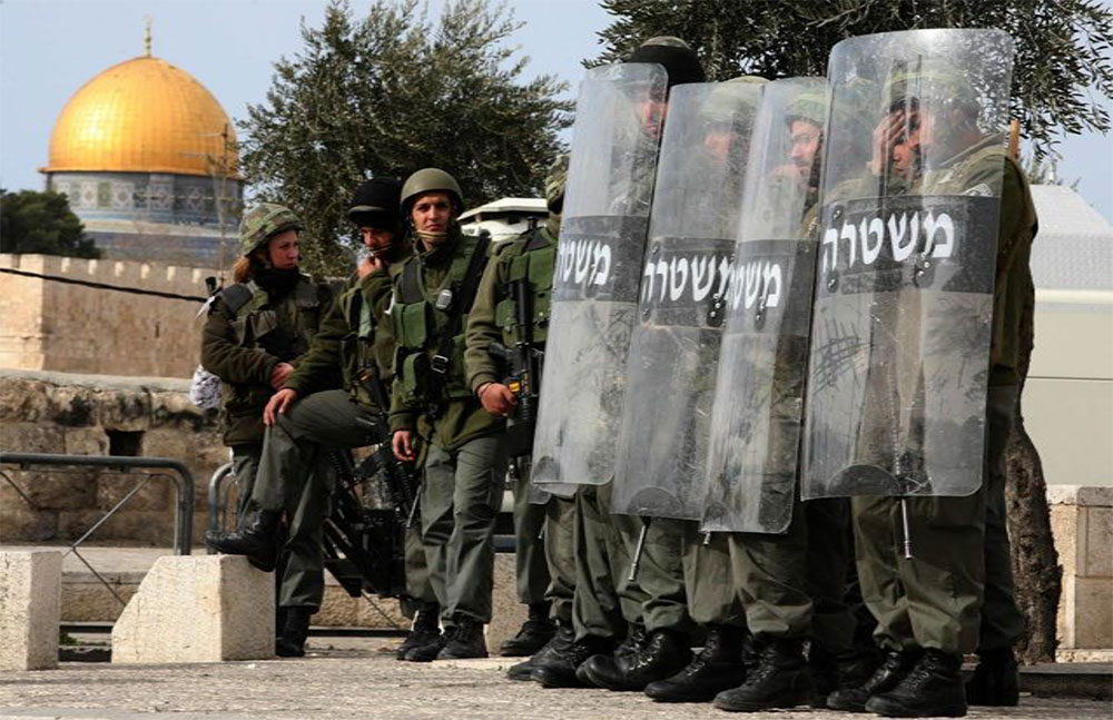 Israelische Polizisten vor dem Felsendom, 2009. Foto: Gali Tivon.