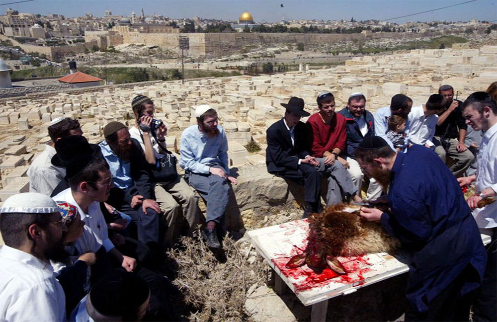 „Pessach-Opferritual auf dem Ölberg während des Höhepunkts der Zweiten Intifada. Einige der Anwesenden sind auch heute Tempel-Aktivisten“, 2000. Foto: Gali Tivon