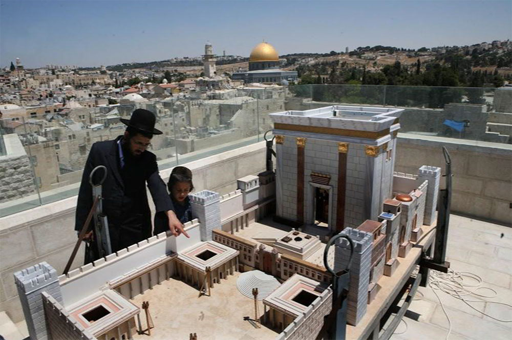 Modell des jüdischen Tempels auf dem Dach eines Hauses in der Altstadt von Jerusalem, August 2009. Foto: Gali Tivon
