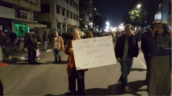 Demonstrantin mit Plakat: „Meine Großeltern flüchteten vor einem Pogrom in der Ukraine nach Rumänien - deshalb gibt es mich überhaupt." Foto: Israel-Büro der RLS