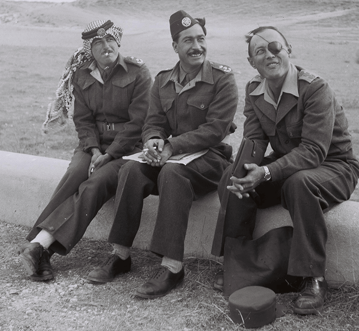 Mosche Dayan mit Colonel Moita und Colonel Hinawy von der Arabischen Legion, 1949 (Foto: GPO)
