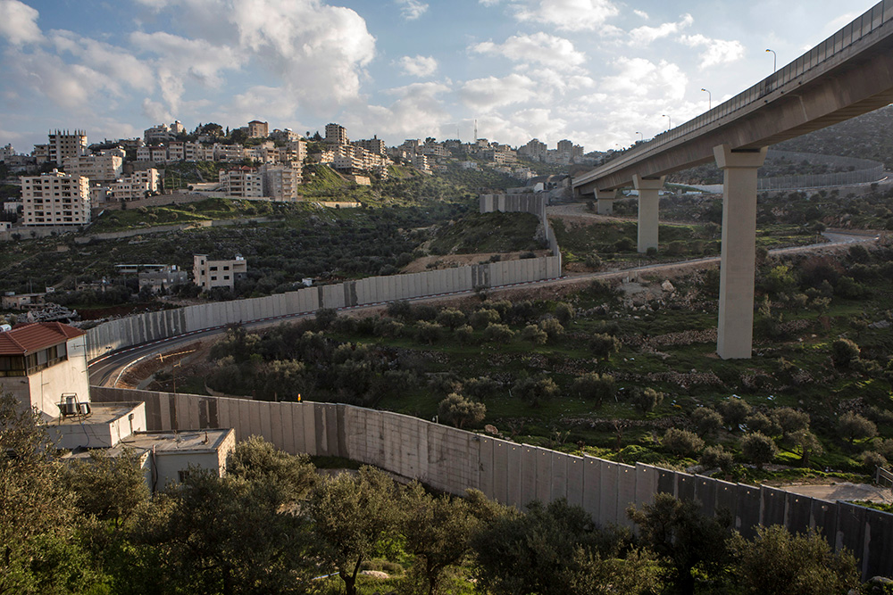 Sperranlage und Autobahnbrücke (Road 60) bei Beit Jala. Die Mauer trennt die Gemeinde von den umliegenden Feldern, und die Straße verbindet Jerusalem mit illegalen Siedlungen in der Westbank, 2019. Foto: Activestills