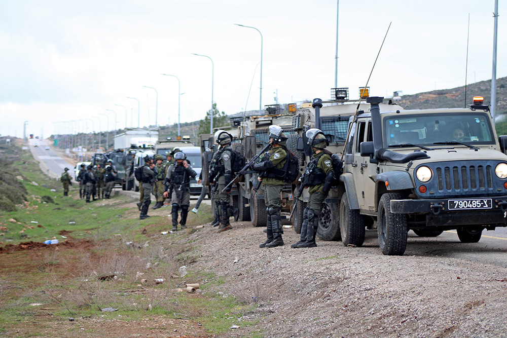 Protest gegen die Konfiszierung von Land in Qusra in der Westbank. Israelische Soldaten bereitet sich auf die Konfrontation mit den Demonstrant*innen vor, 2020. Foto: Activestills