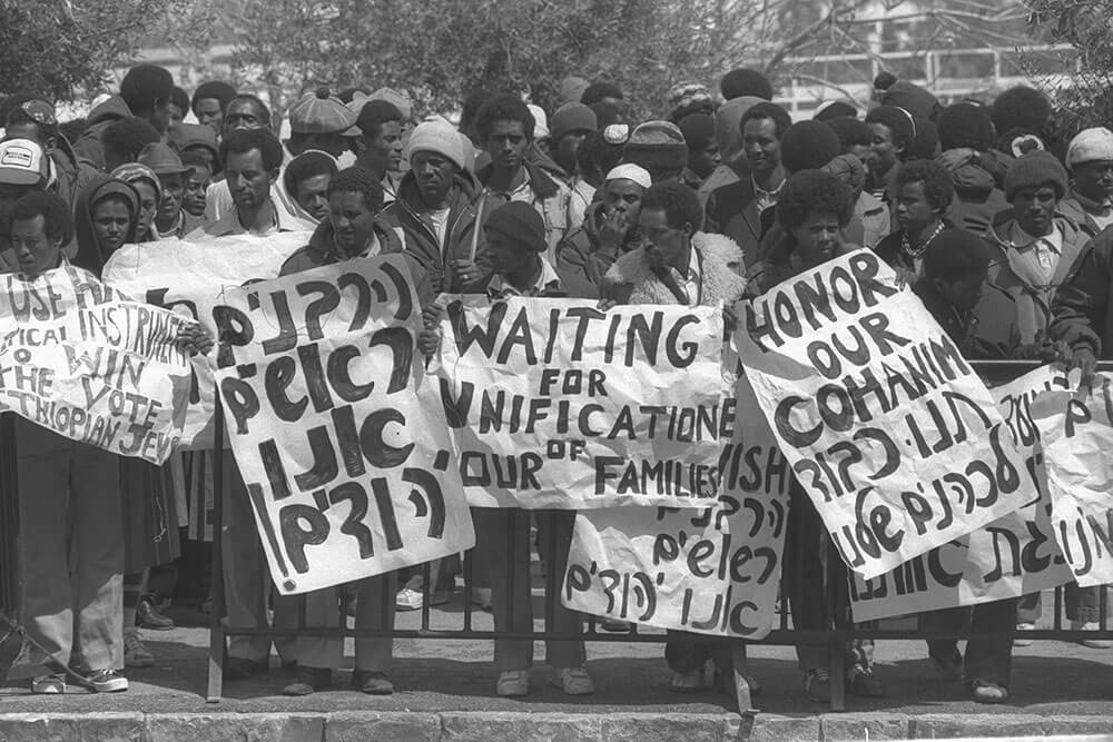 Äthiopische Familien protestieren vor dem Rabbinat für die Annerkennung ihrer Verwandten, 1985. Foto: GPO