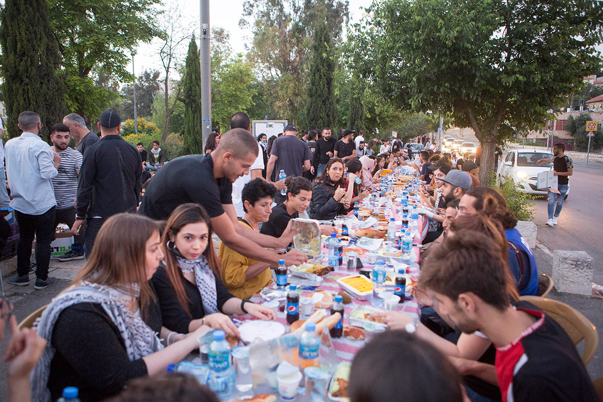 Palästinensische Aktivist:innen beim Fastenbrechen in Solidarität mit den von Räumungen bedrohten Bewohner:innen in Sheikh Jarrah, Ost-Jerusalem, Mai 2021. Foto: Activestills.