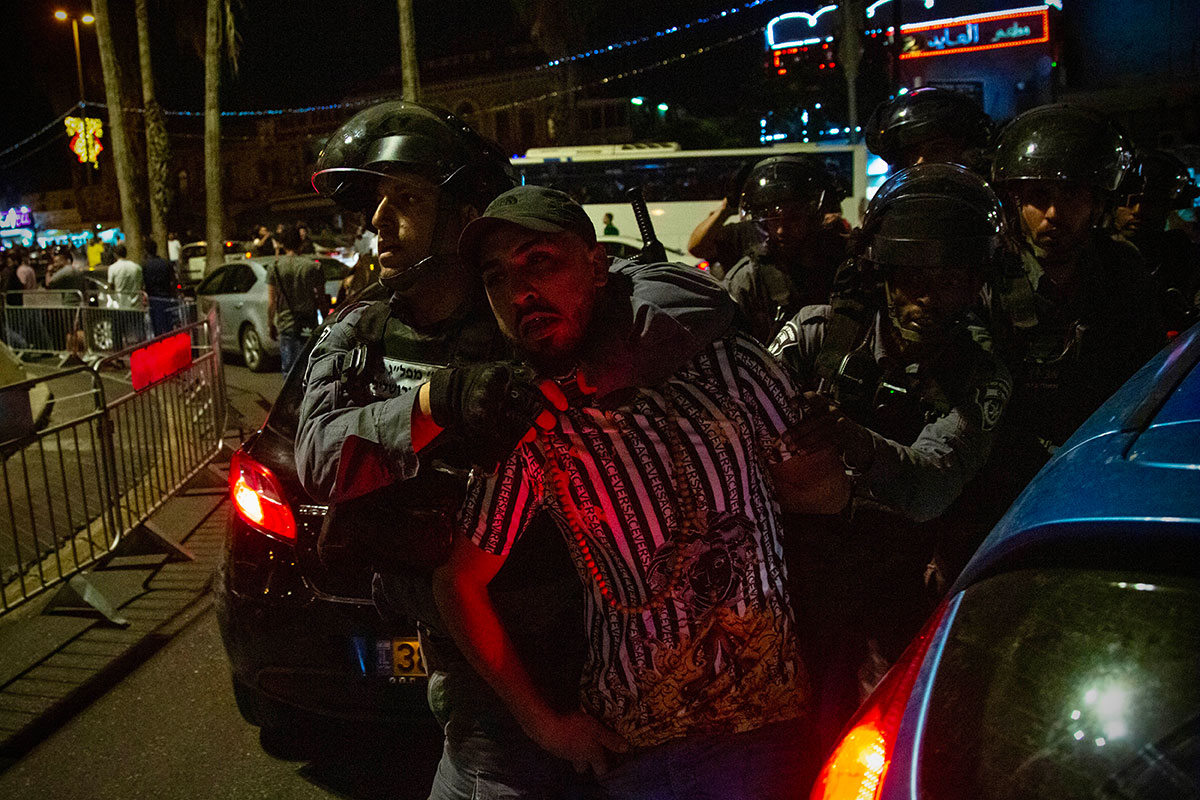 Israelische Polizei bei der Festnahme eines Palästinensers am Damaskustor vor der Altstadt, Ost-Jerusalem, April 2021. Foto: Activestills
