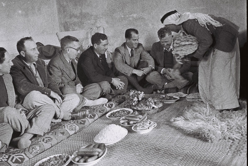 Jüdische Siedler aus Sichron Ja´akov werden von arabischen Nachbarn bedient, 1940. (Foto: GPO)