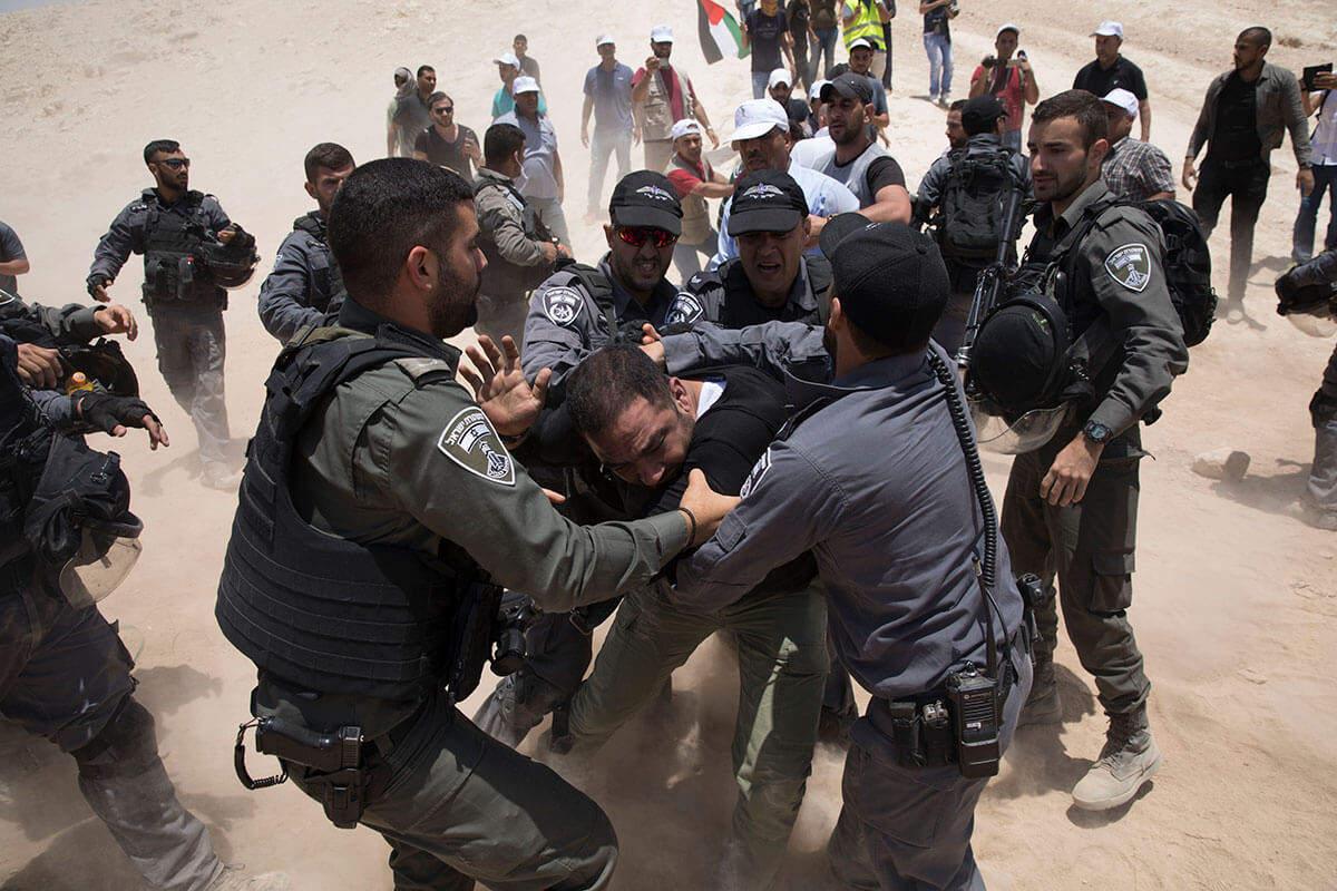 Polizeikräfte räumen den Weg für die Bulldozer, 2018, Khan al-Ahmar. Foto: Activestills
