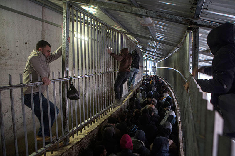 Palästinensische Arbeiter*innen im Checkpoint, Bethlehem, Westbank, 19.3.2017 (Foto: Activestills)