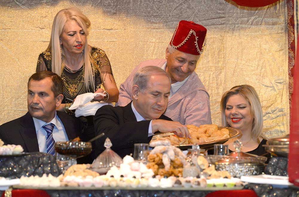 Benjamin Netanjahu auf einer Mimuna-Feier, einer marokkanisch-jüdischen Tradition am Ende von Pessach, Kyrjat Ata 2010. Foto: GPO