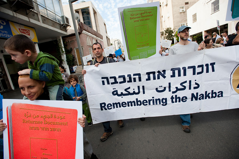 Symbolisches Rückkehrdokument der NGO Zochrot auf dem Human Rights March, Tel Aviv, 2012. Foto: Activestills