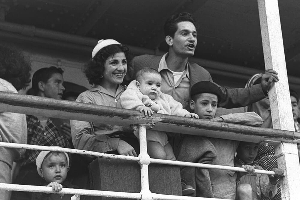 Marokkanische jüdische Einwander*innen kommen im Hafen von Haifa an. Israel 1954. Foto: GPO
